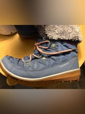 Columbia fur lined winter boot. Navy with pinkish laces and dark gray interior.